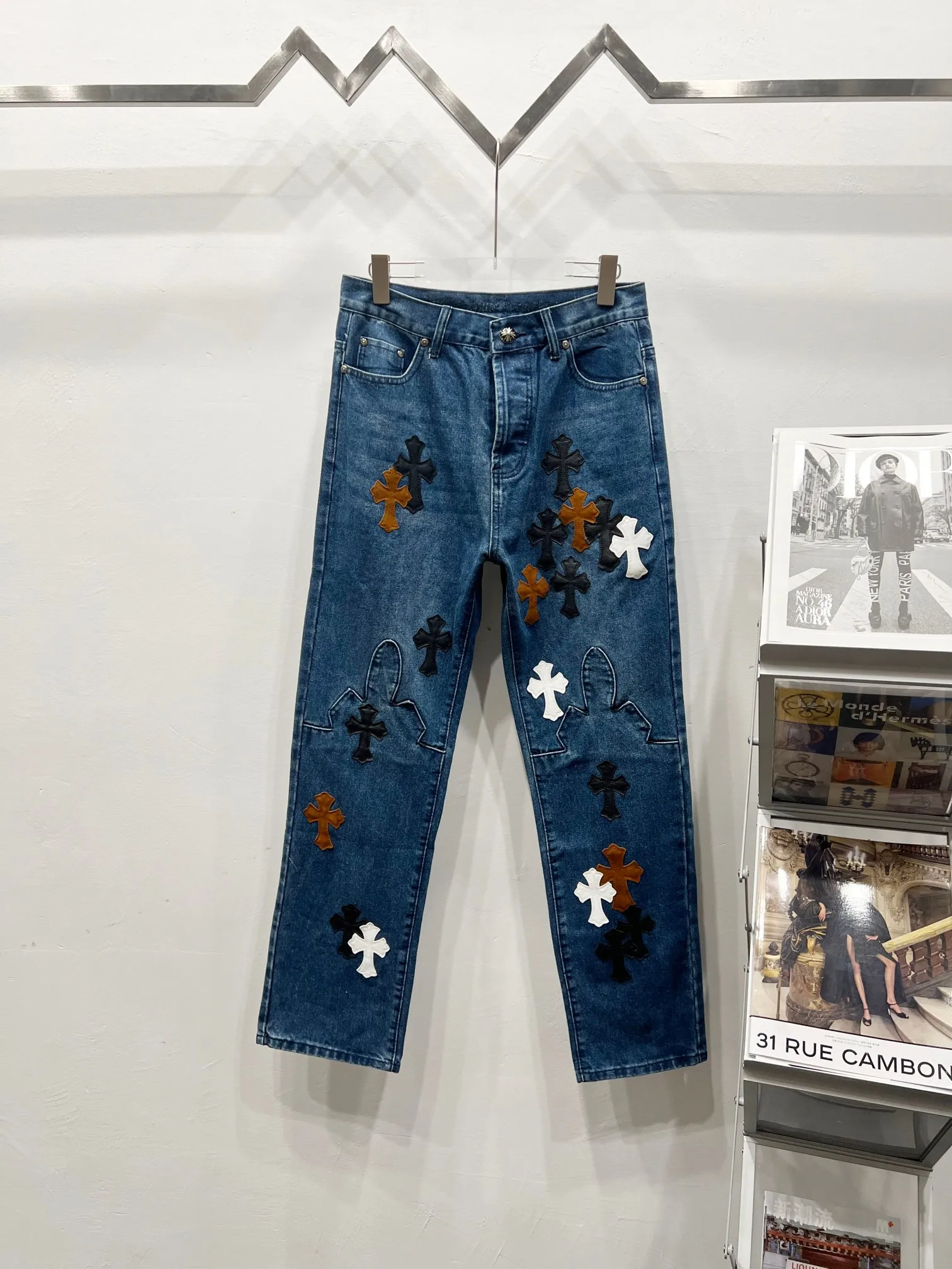 P260 Style number: (c011) Chrome Hearts CH Chrome Hearts 24SS vip custom-made double-knee leather flame high street cross jeans. Original purchased and patterned to truly restore the ultimate vintage texture. Italian special cowhide print and then cut. Customized sheepskin three-layer thick line leather. The whole body is spliced in heavy water washing process. Craftsmen hand-splash ink. You can see the details. Three-dimensional cutting version. Loose and comfortable, not flattering on the figure. Makes taller and slimmer. Seiko. Original factory quality control. Same style for men and women. Can be matched with couples. Versatile recommendation. Must-have jeans for all seasons. Color: blue. Size: 28, 30, 32, 34, 36 (S-xxl)